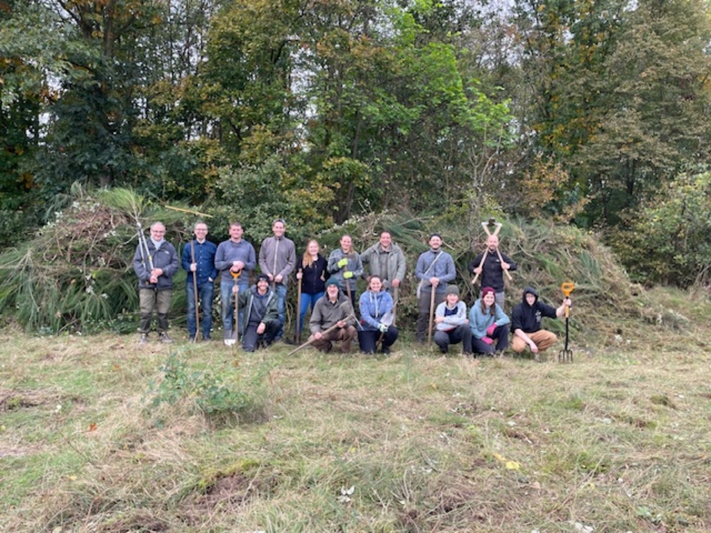 Städtische Kolleg*innen zusammen mit Freiwilligen des BUND in der Dellbrücker Heide