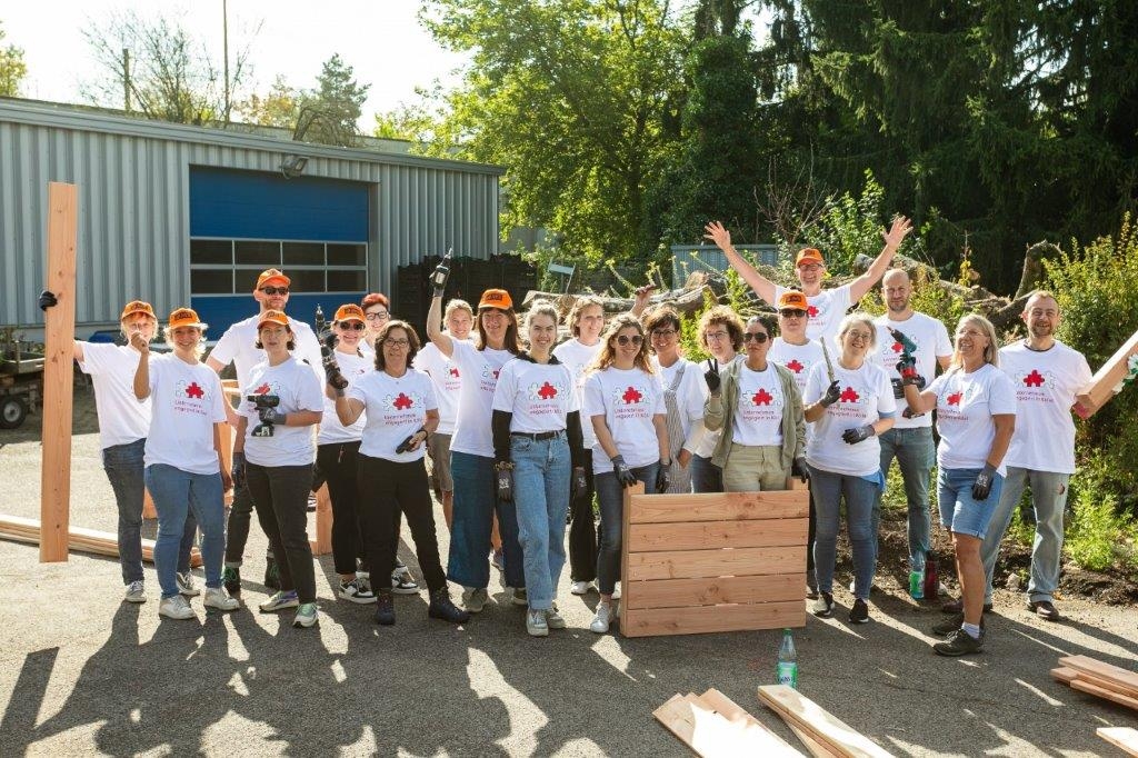 Städtische Mitarbeiter*innen bei Hochbeetaktion für die SBK