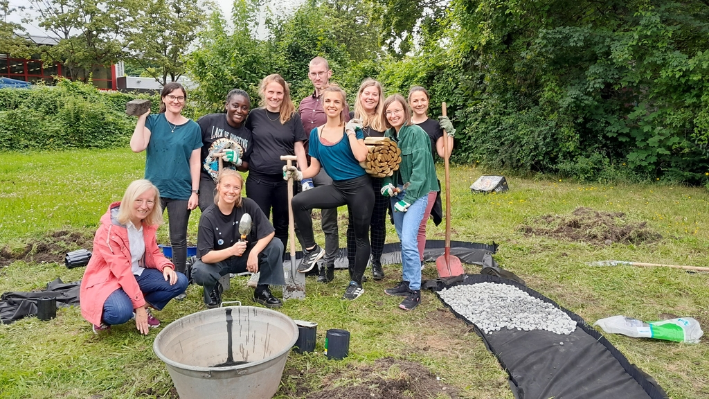 Gruppenbild beim Anlegen des Barfußpfades