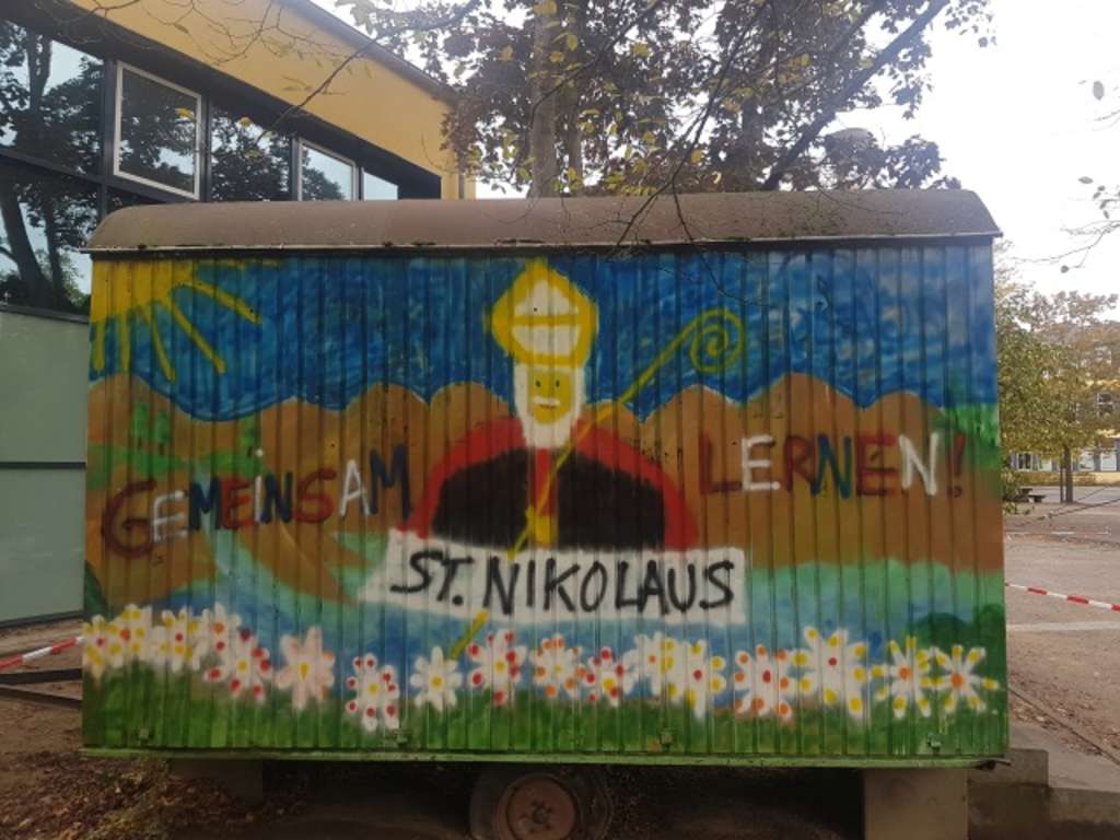 Der bunt bemalte Bauwagen nach der StadtAktiv Aktion an der St. Nikolaus Schule