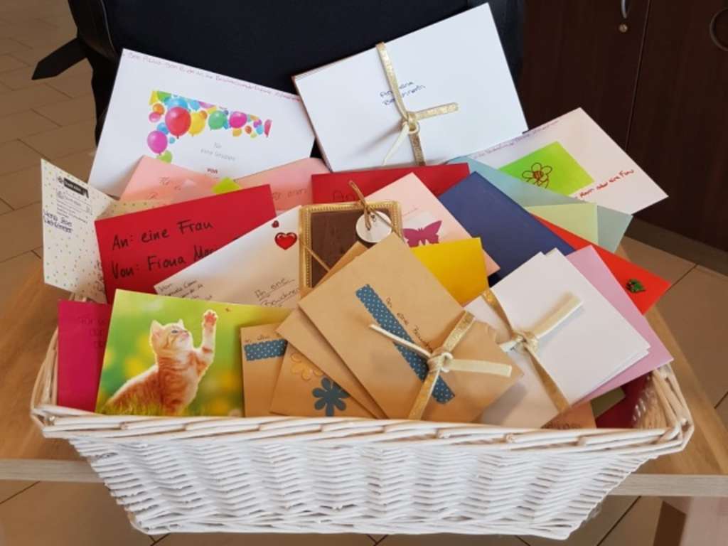 Ein Korb voller Briefe und Postkarten von der Aktion "Briefe gegen die Einsamkeit" 