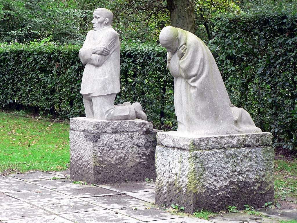 Figurengruppe Trauerndes Elternpaar (1914–1932) von Käthe Kollwitz auf dem Deutschen Soldatenfriedhof in Vladslo, Westflandern, Belgien