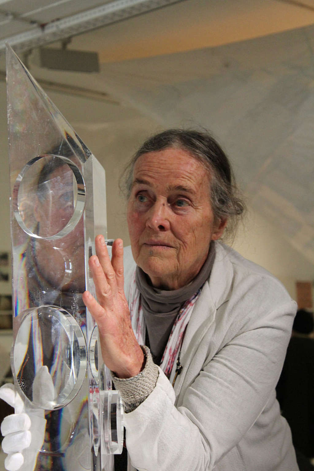 Mary Bauermeister vor Kristall-Objekt