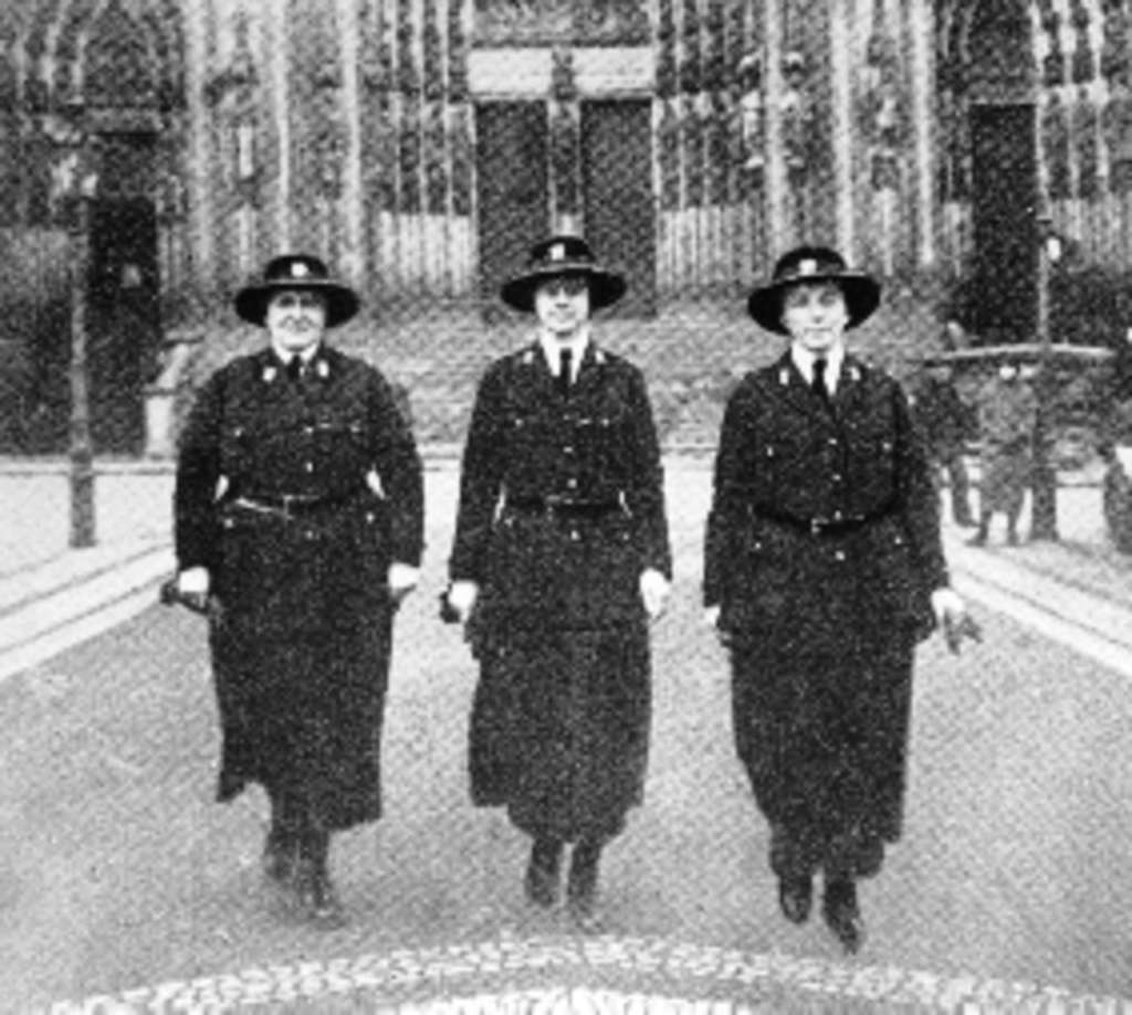 Drei Polizistinnen der Frauenwohlfahrtspolizei von 1923 bis 1925 in Uniform nebeneinander, im Rücken ist der Kölner Dom zu erkennen
