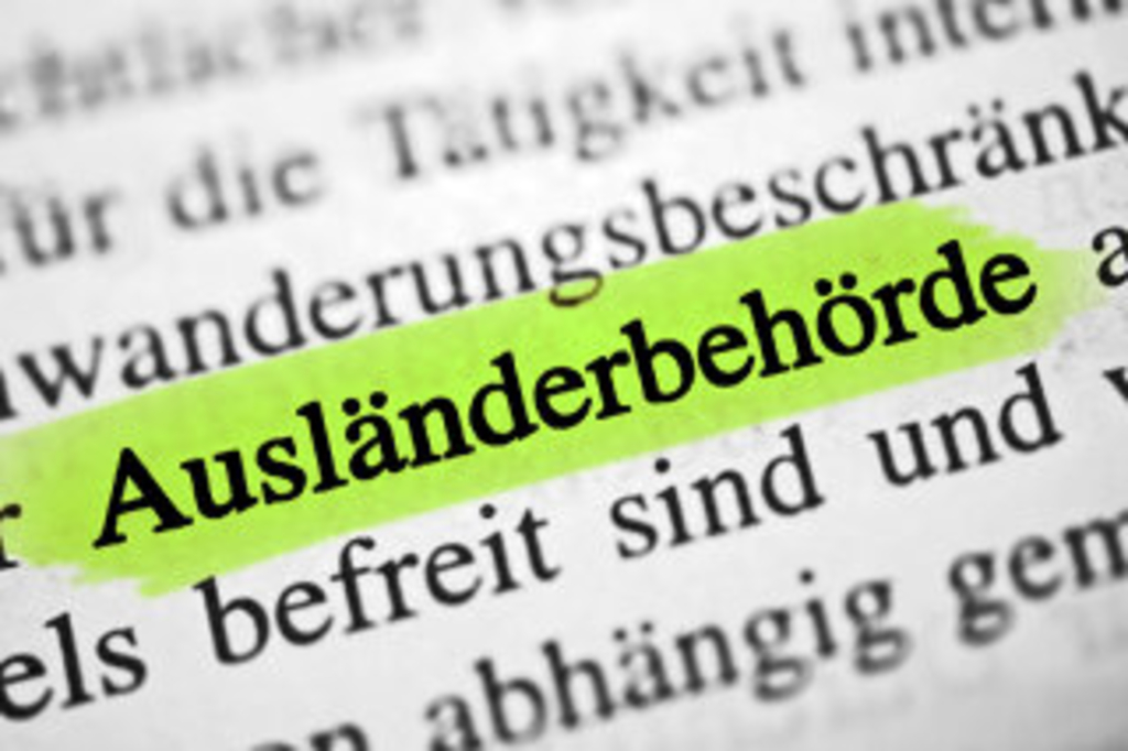 Auf dem Foto steht Ausländeramt, das Wort ist grün markiert , Link auf Ausländeramt - Stadt Köln