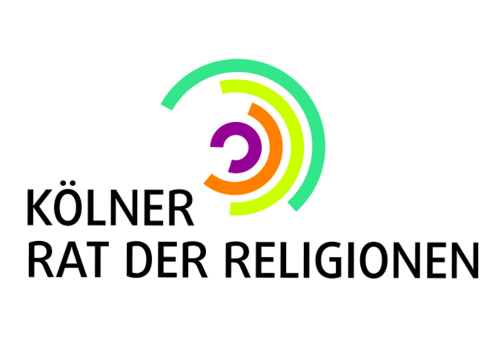 Logo mit vier farbigen nicht geschlossenen konzentrischen Kreisen um den Schriftzug in Schwarz Kölner Rat der Religionen