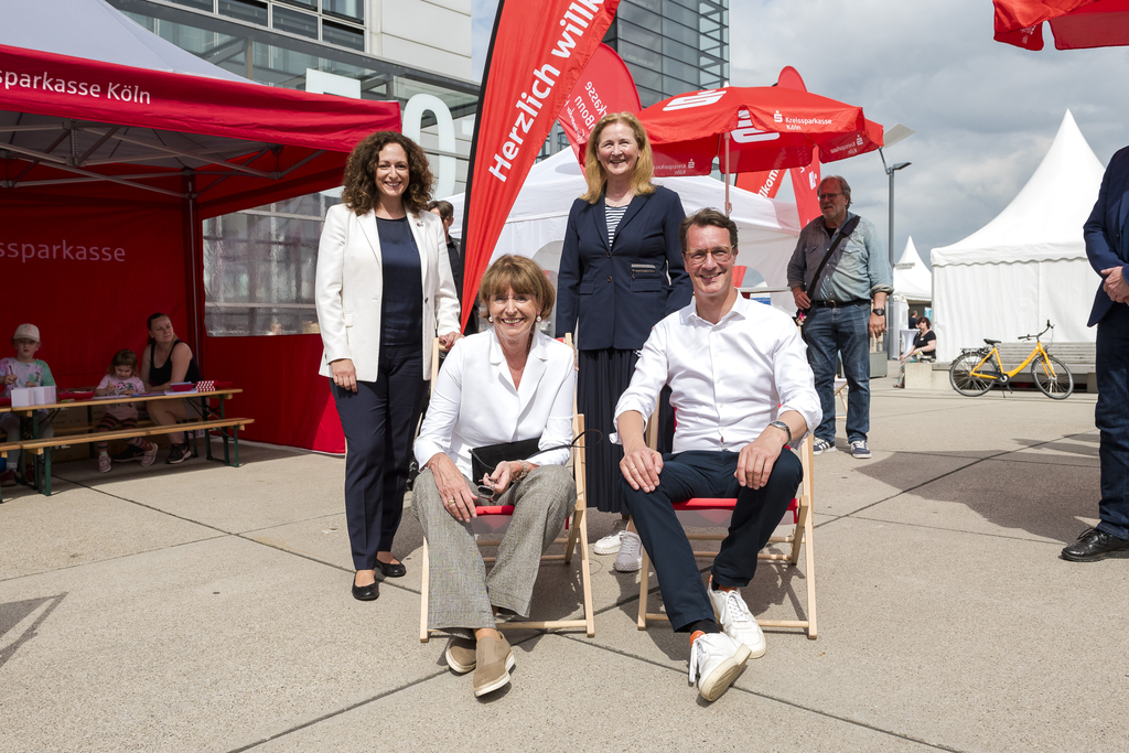 Foto von Henrietter Reker und Hendrik Wüst und zwei weiteren Frauen