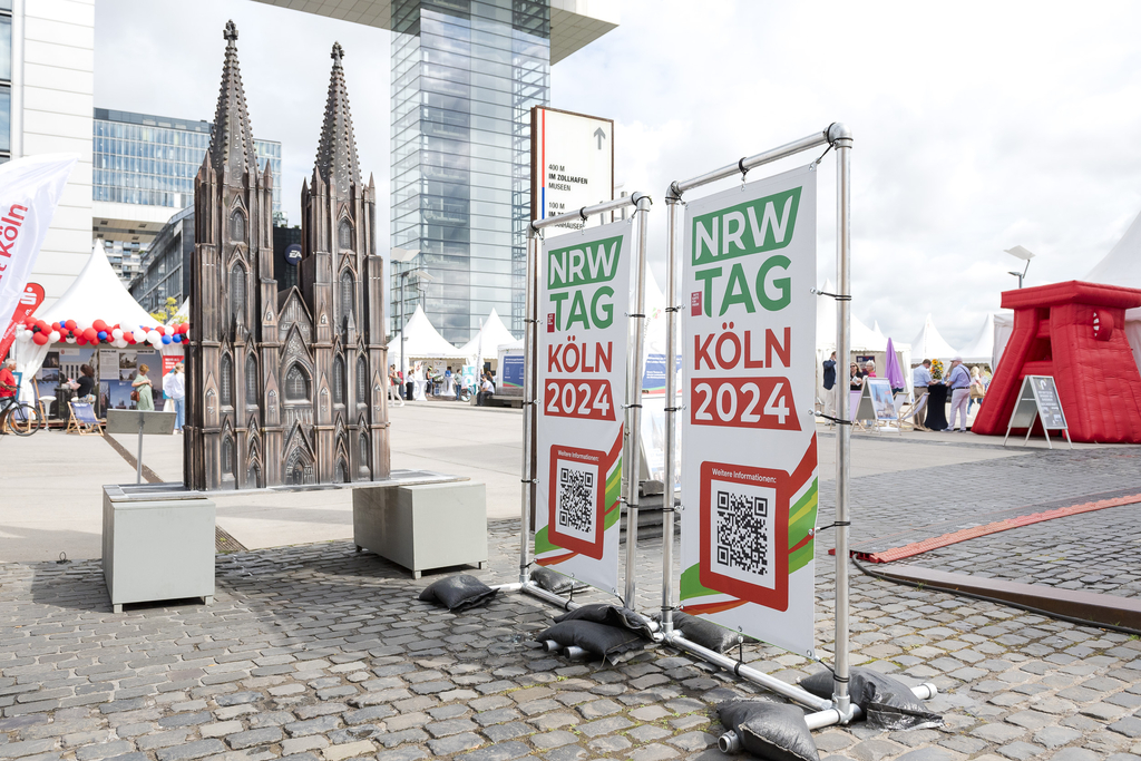 Foto von einem Modellbau des Doms und dem NRW-Tag Logo