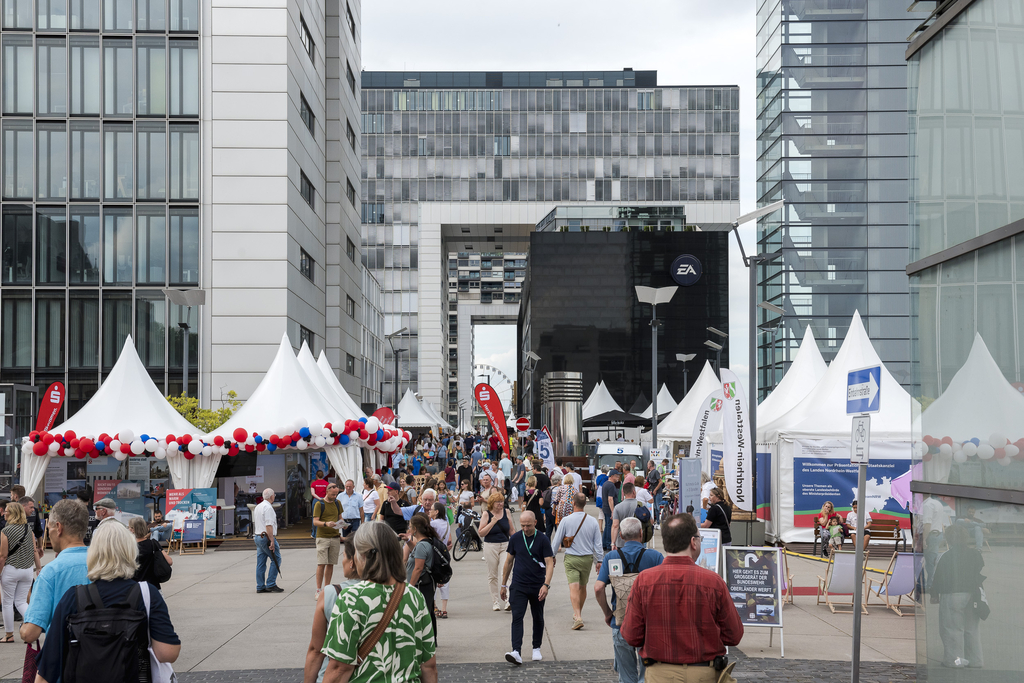 Foto von den Infoständen, im hintergrund die Kranhäuser