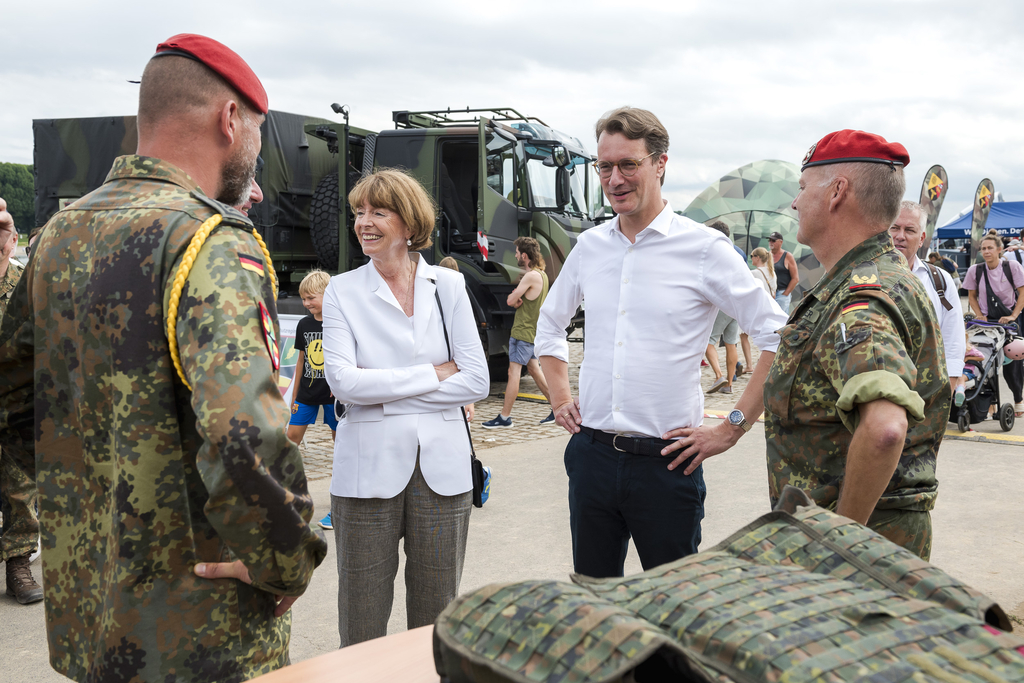 Foto von Henriette Reker und Hendrik Wüst neben zwei Bundeswehr Soldaten