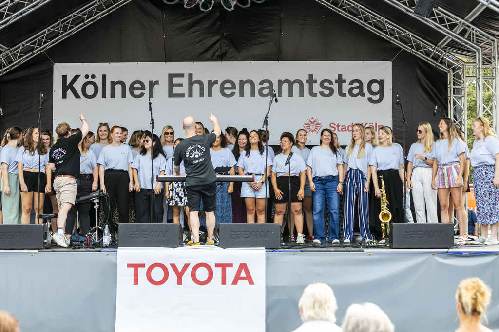 Ein Foto des Köln Ehrenamtstags. Abgebildet ist eine Bühne auf der ein Chor singt.
