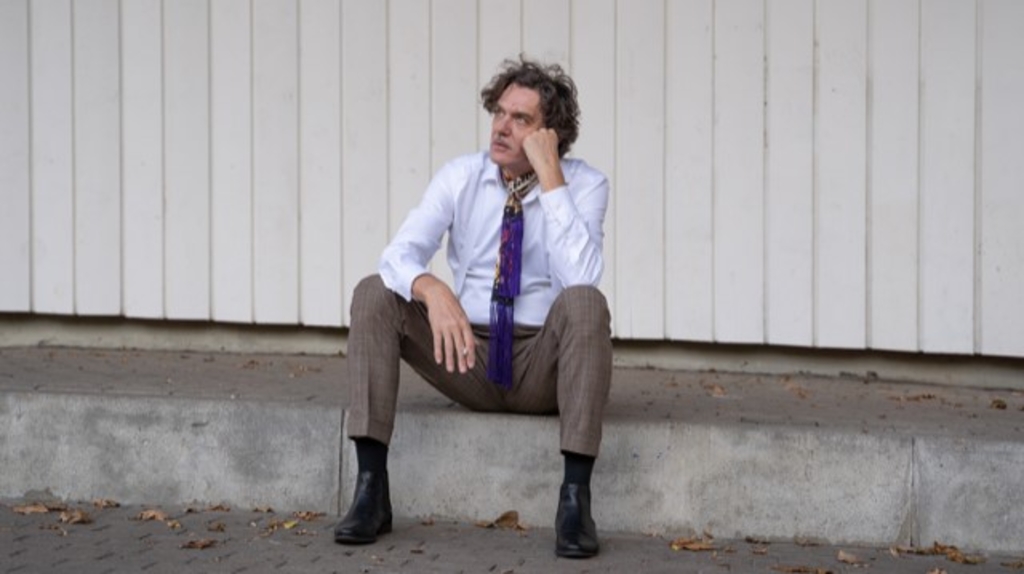 Foto von Frank Spilker in Anzug und Krawatte