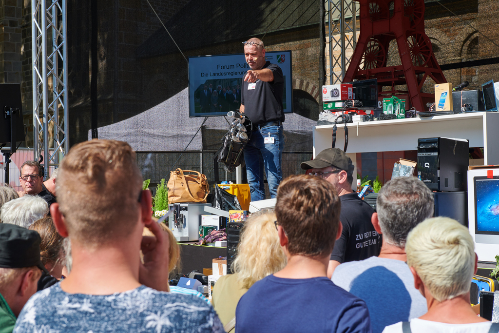 Foto von einer Versteigerung beschlagnahmter Gegenstände