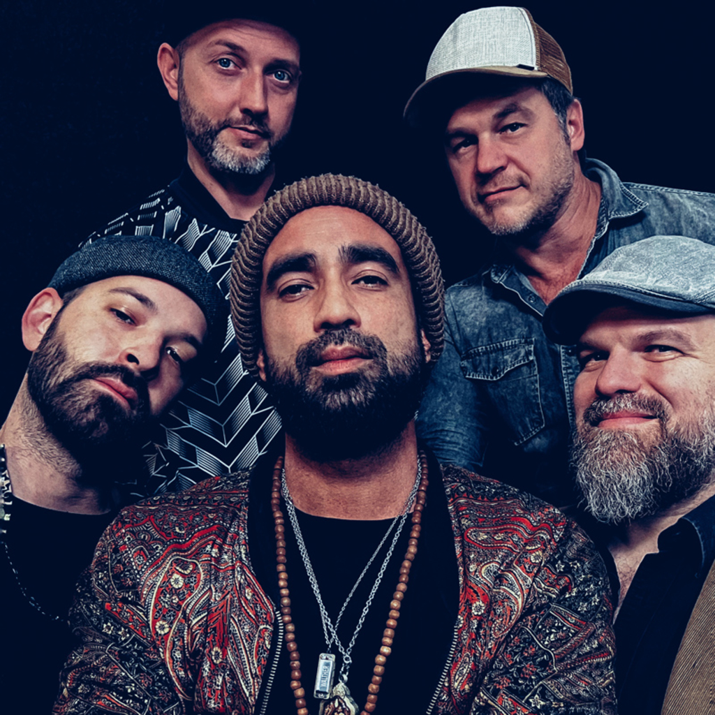 Die Band Marleys Ghost ist vor schwarzem Hintergrund abgebildet.