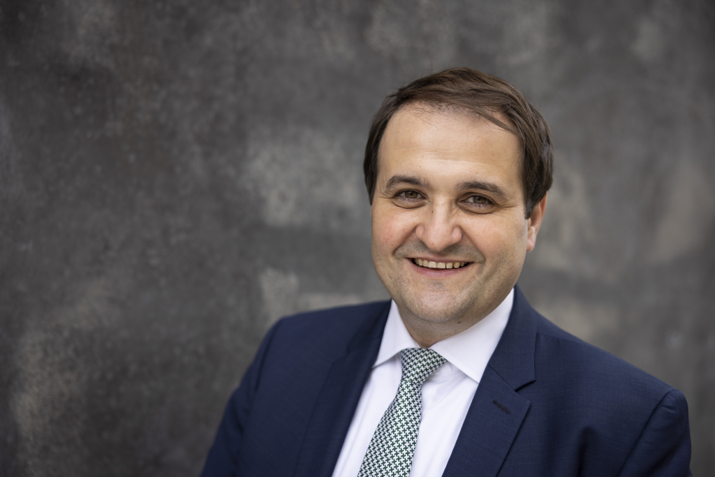 Portraitaufnahme von NRW-Medienminister Nathanael Liminski 