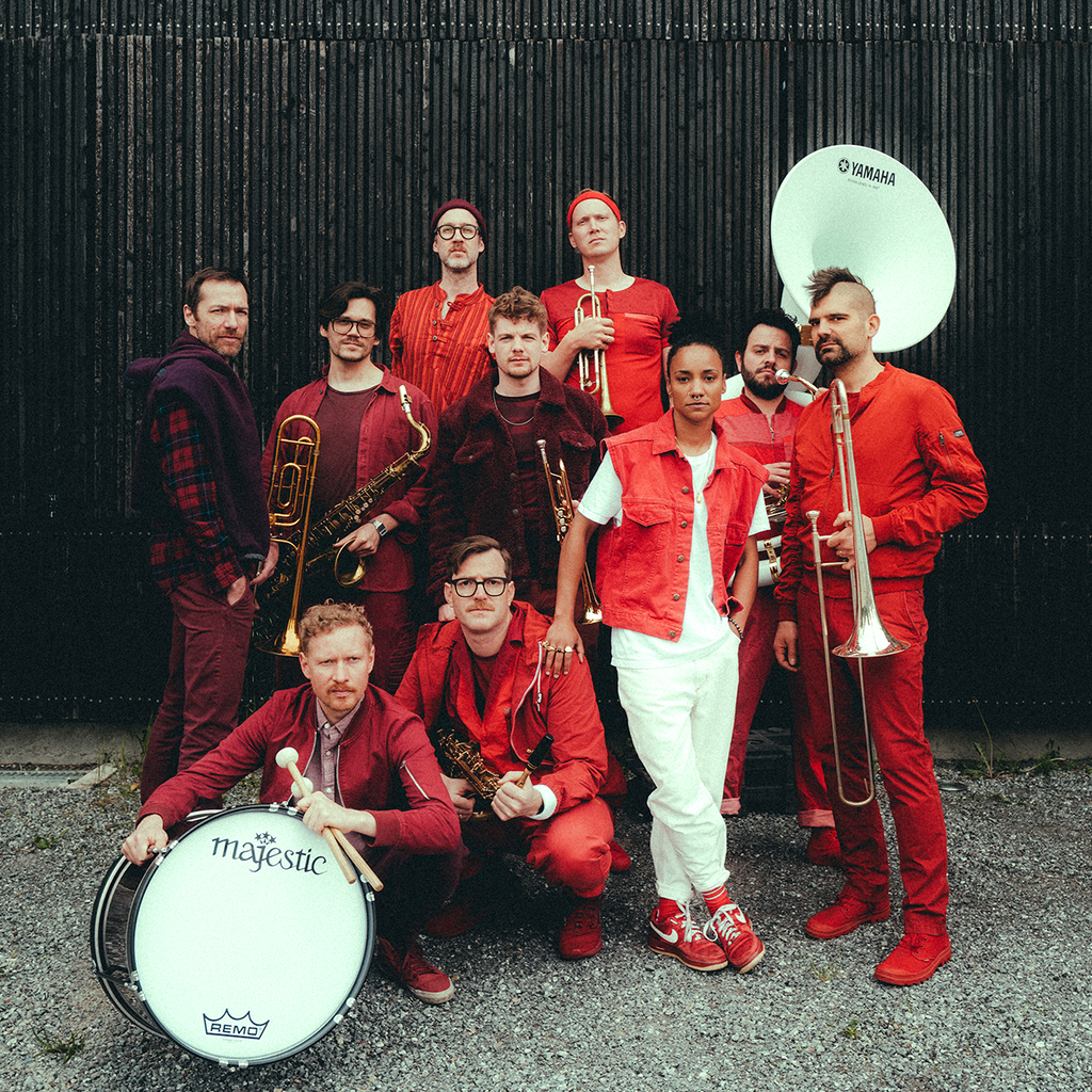 Bild von den Bandmitgliedern von Moop Mama und deren Instrumenten 