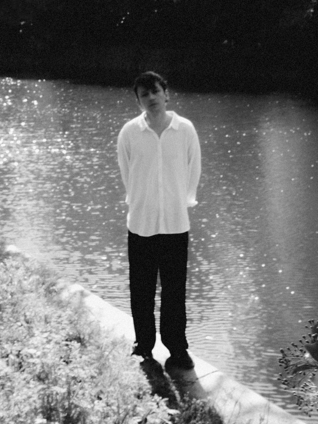 Schwarz-weiß Foto von Paul Weber vor einem See