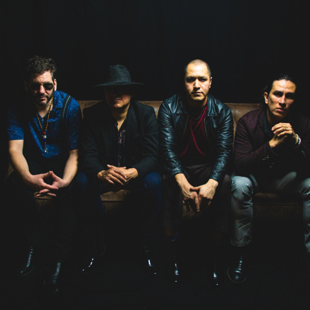 Die vier Mitlgieder der Pinches Perros sind sitzend abgebildet