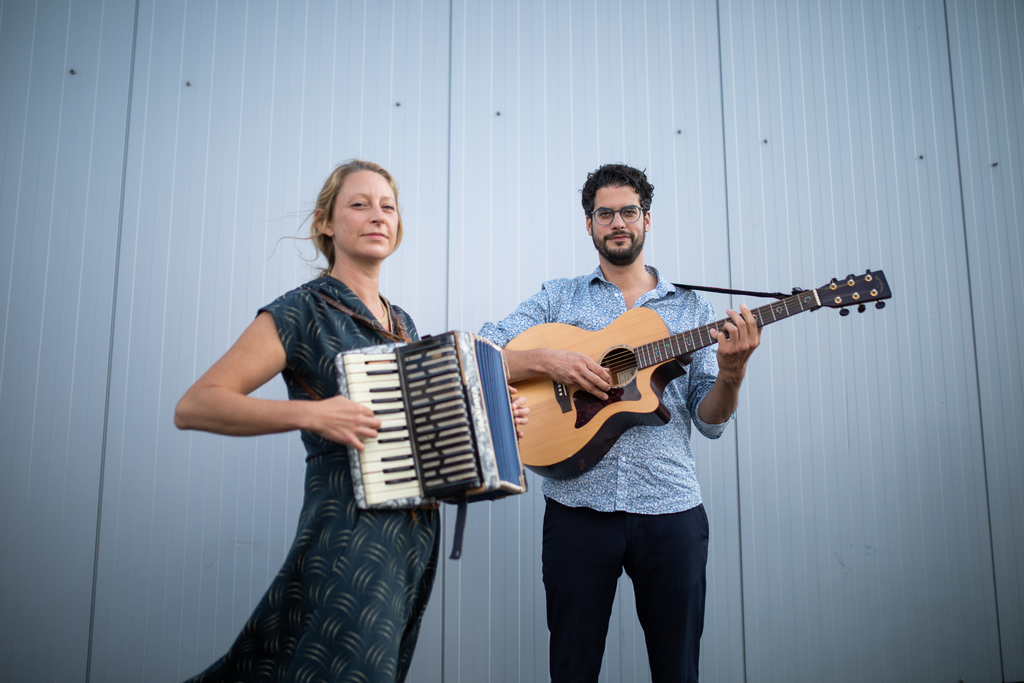 Bild von dem Duo "Toi et Moi" mit Ziehharmonika und Gitarre in der Hand