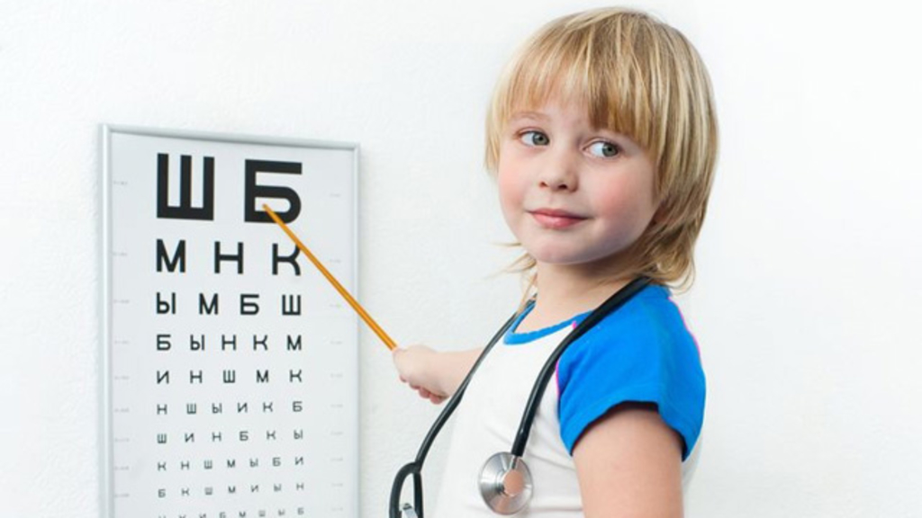 Kind beim Sehtest, Link auf Schuleingangsuntersuchung und -beratung