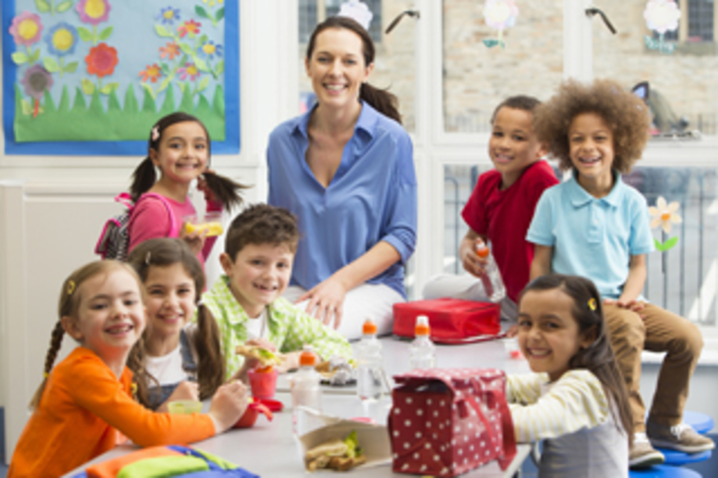 Kindergruppe mit Lehrerin, Link auf Gesundheitslotsendienst an den Kölner Familiengrundschulzentren - Stadt Köln