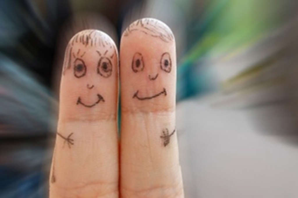 Zwei bemalte Finger - Personen die sich umarmen, Link auf Sexualpädagogik/ Sexuelle Bildung