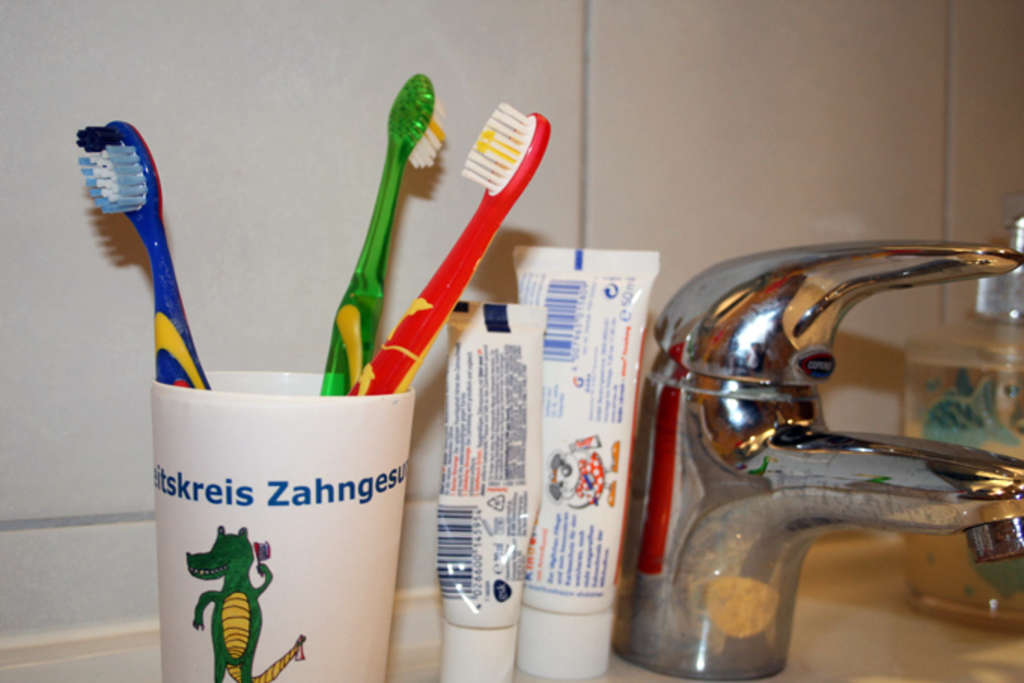 Zahncreme und Zahnbürsten, Link auf Karies vorbeugen