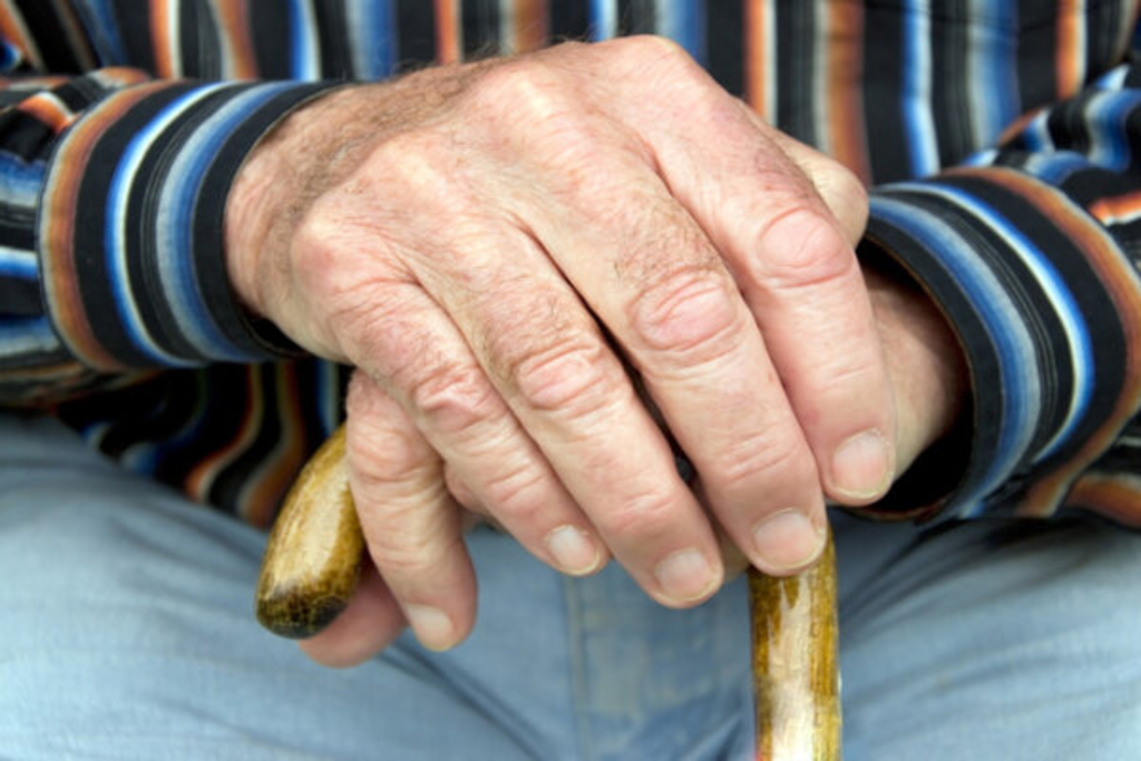 Hände übereinander, Link auf Angebotslandkarte - Kompetenznetz Einsamkeit