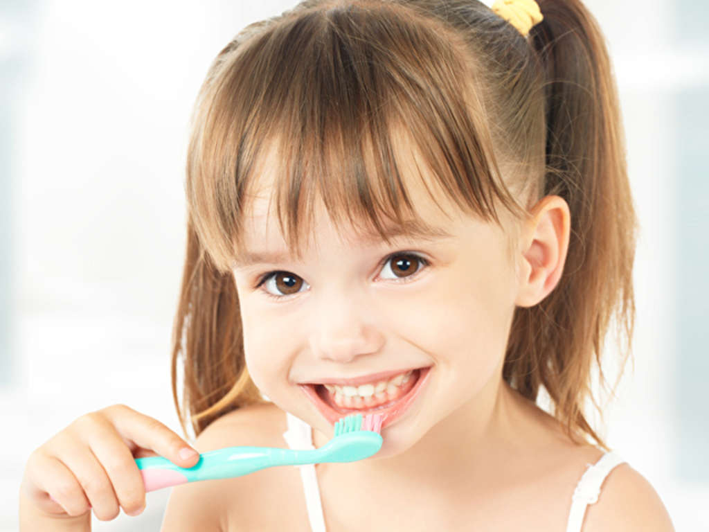 Kleines Mädchen putzt sich die Zähne