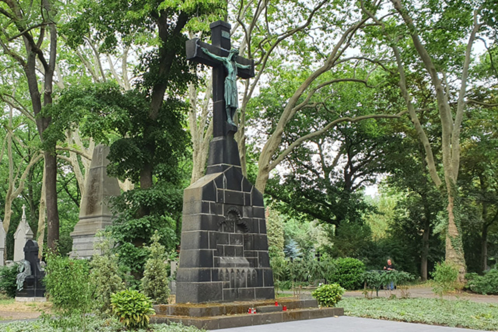 Kulturraum_Hochkreuz Melaten mit bepflanztem Umfeld, Link auf Alle städtischen Friedhöfe in einer Kartenansicht - Stadt Köln