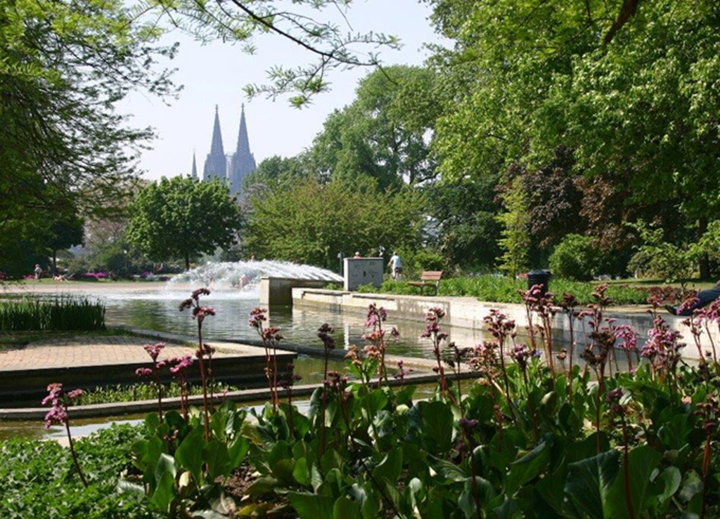 Brunnenanlage mit Domblick im Rheinpark