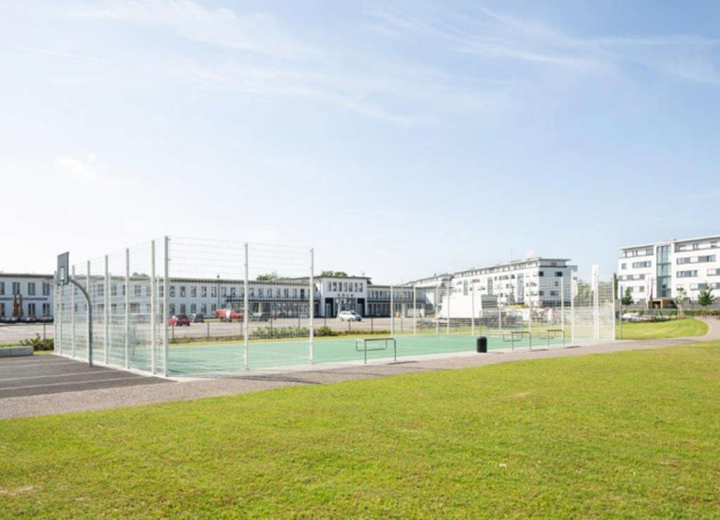 Butzweiler Hof - Bolzplatz und Basketballkorb und Häuser sowie R