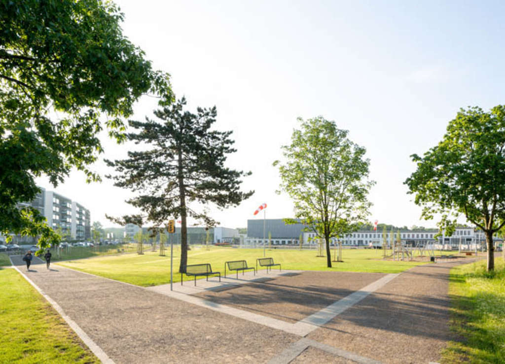 Butzweiler Hof - Parkanlage mit Windfahne, Häusern, Bänken, B