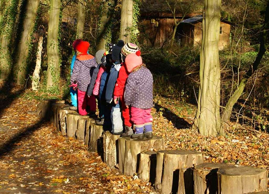 Balancierende Kinder