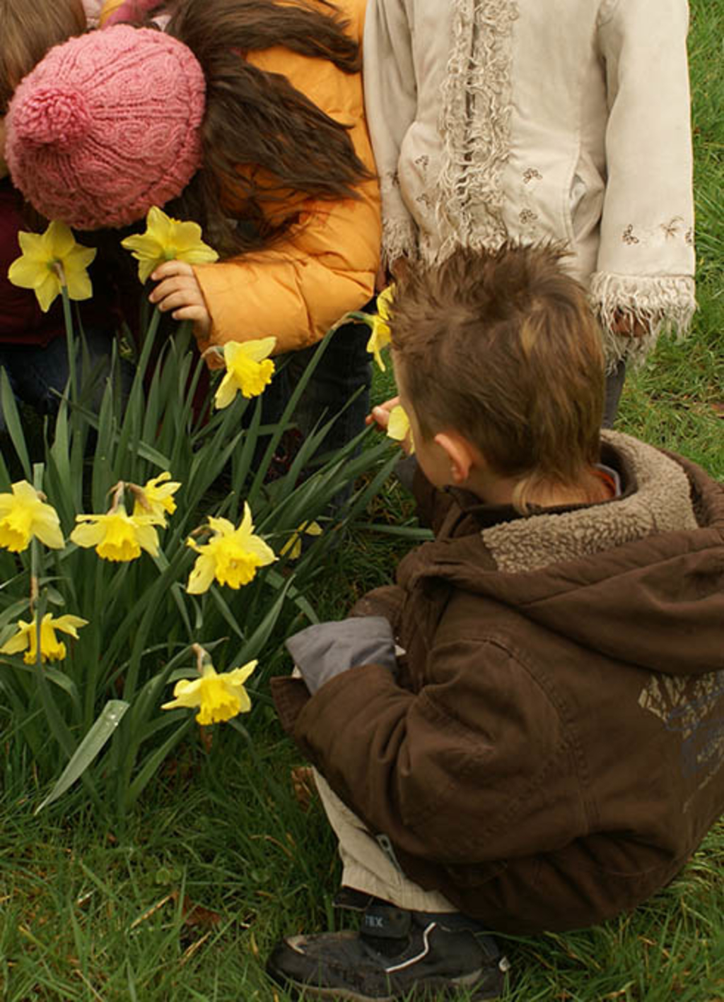 Kinder mit Osterglocken