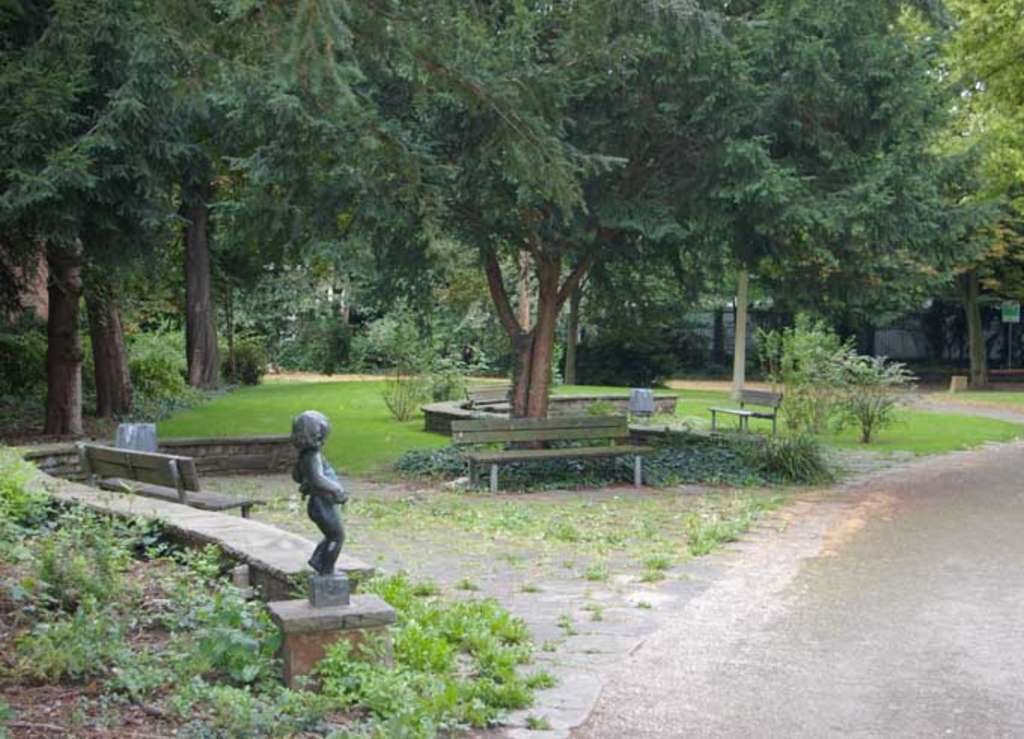 Kalker Stadtgarten, Sitzgelegenheiten und Skulptur