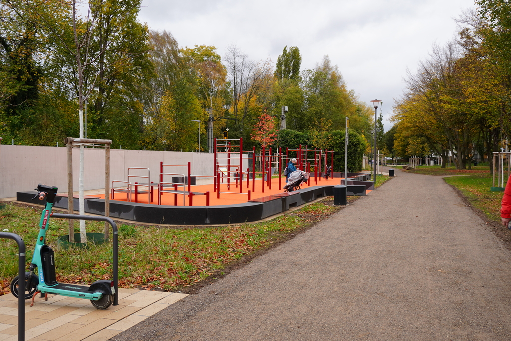 Parkanlage Glashüttenstraße mit Turngeräten