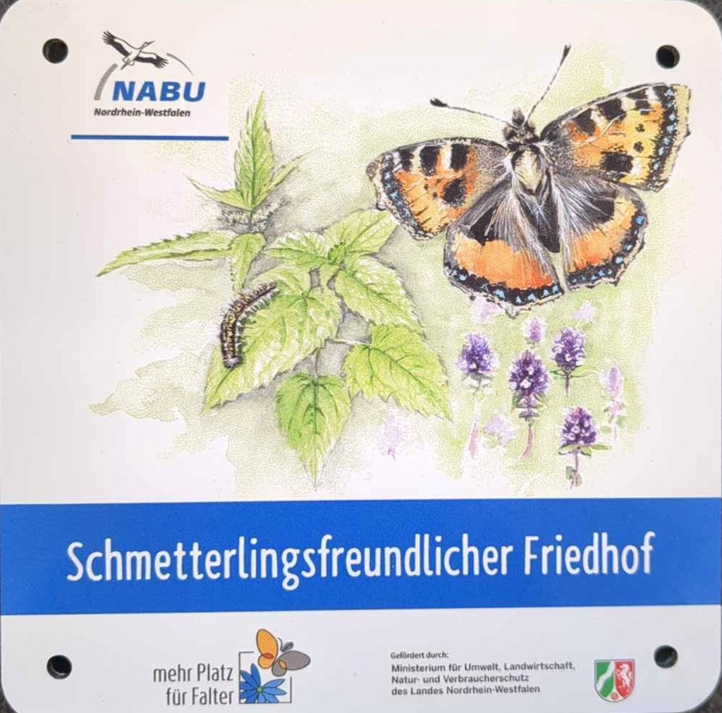 Foto der Plakette zum Schmetterlingsfreundlichen Friedhof