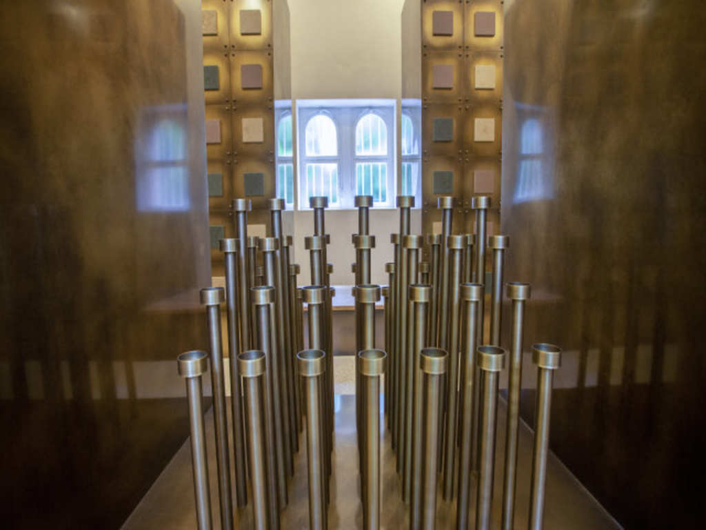 Innenansicht Kolumbarium Melaten, Teelichtständer