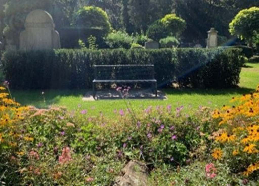 Kulturraum mehr Sitzbänke Friedhof2