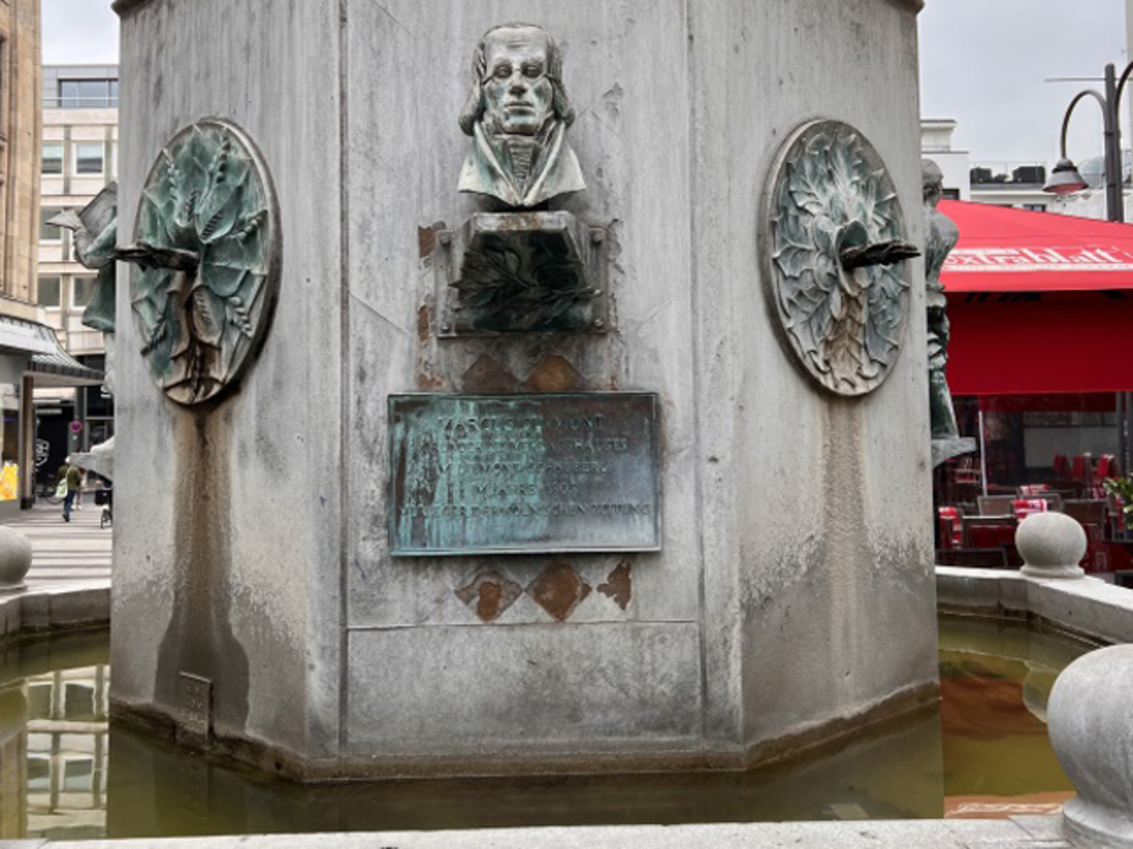 Zeitungsbrunnen Detailansicht
