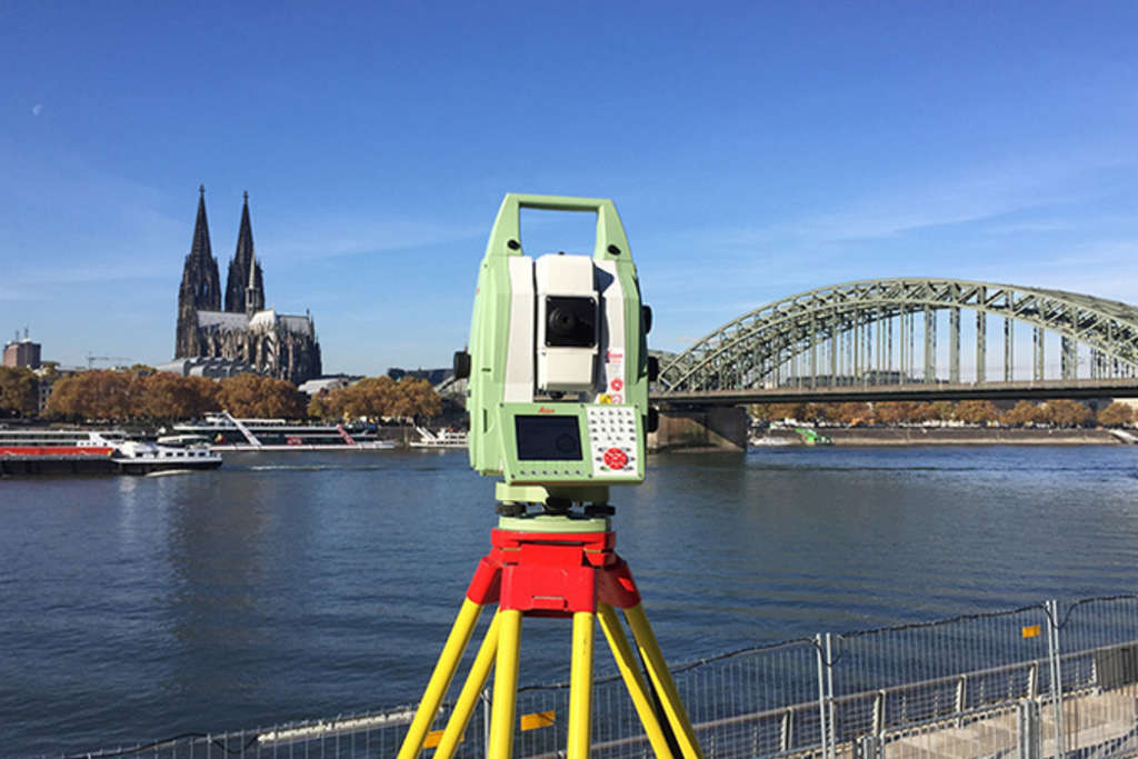 Tachymetermessung am Rhein zwischen Dom und Hohenzollernbrücke