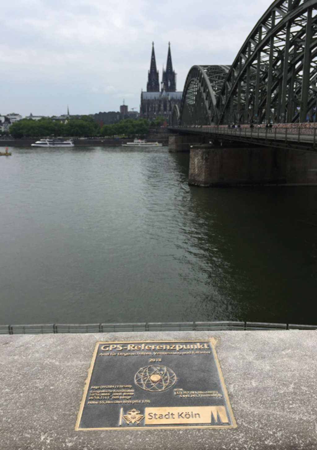 GPS-Referenzpunkt an der Hohenzollernbrücke