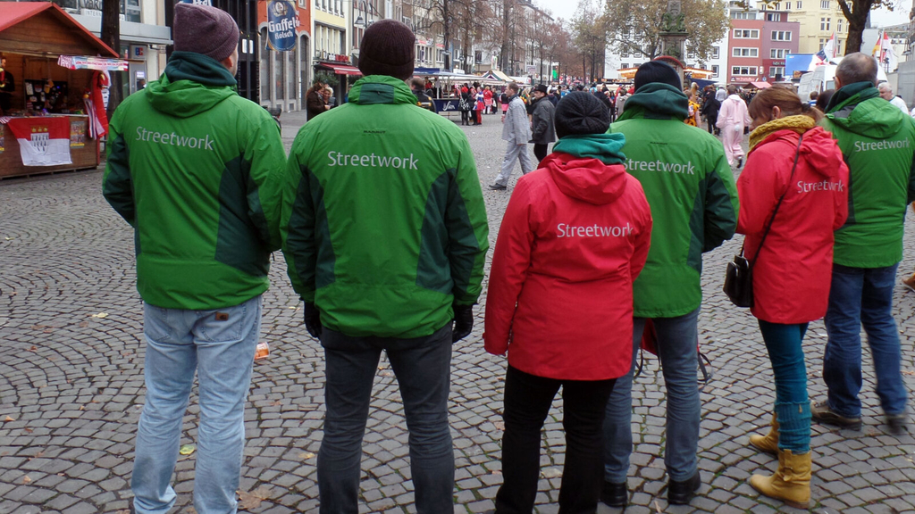 Streetworkerinnen und Streetworker unterwegs in der Altstadt, Link auf Streetwork am 11. November 2025 - Stadt Köln