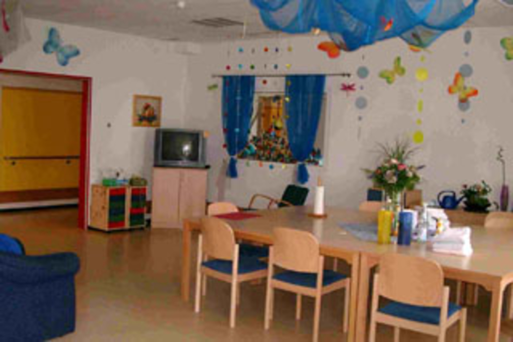 Wohnzimmer einer Wohngruppe, Link auf Wohnen und Betreuung nach Maß