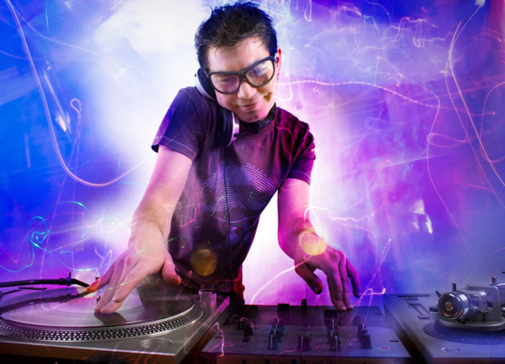 Discjockey am Mischpult