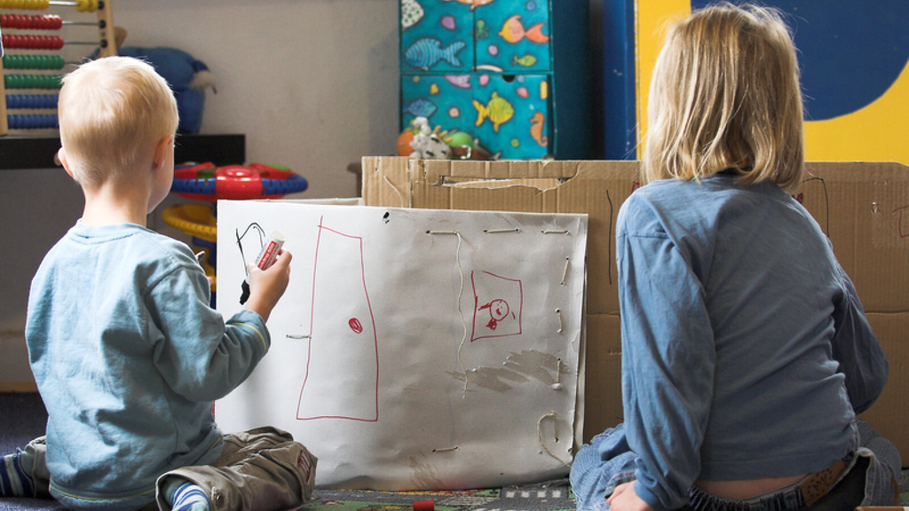 Kinder beim Malen