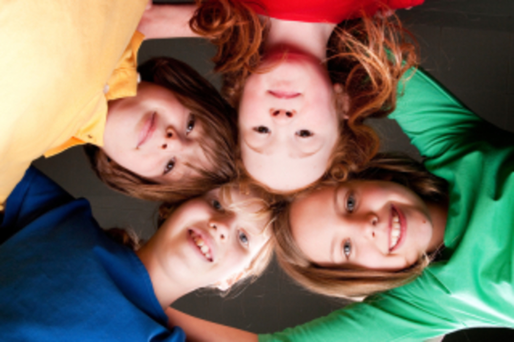 Vier Kinder in Kreis