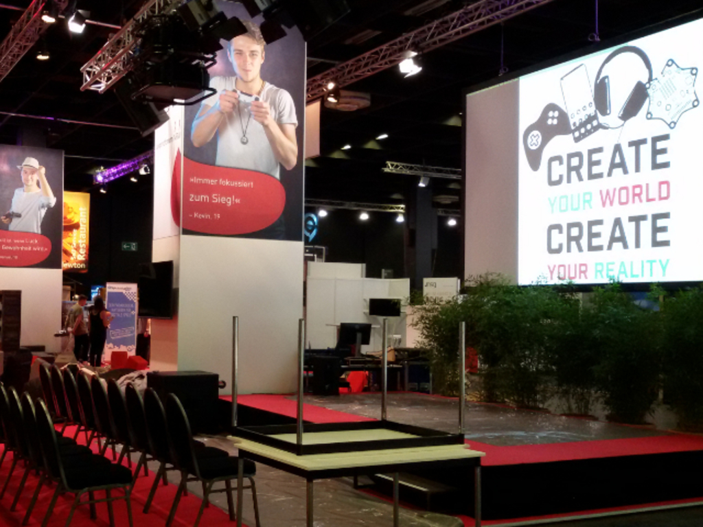 Bühne mit Leinwand des Jugendforums in der Koelnmesse im Rahmen der gamescom