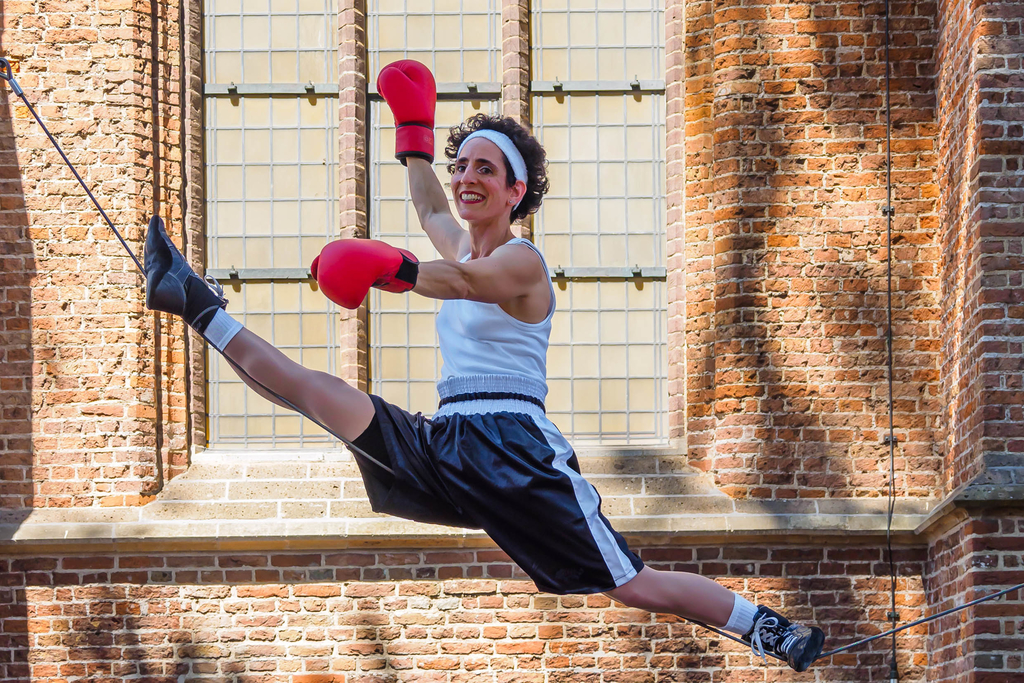 Artistin in den Seilen